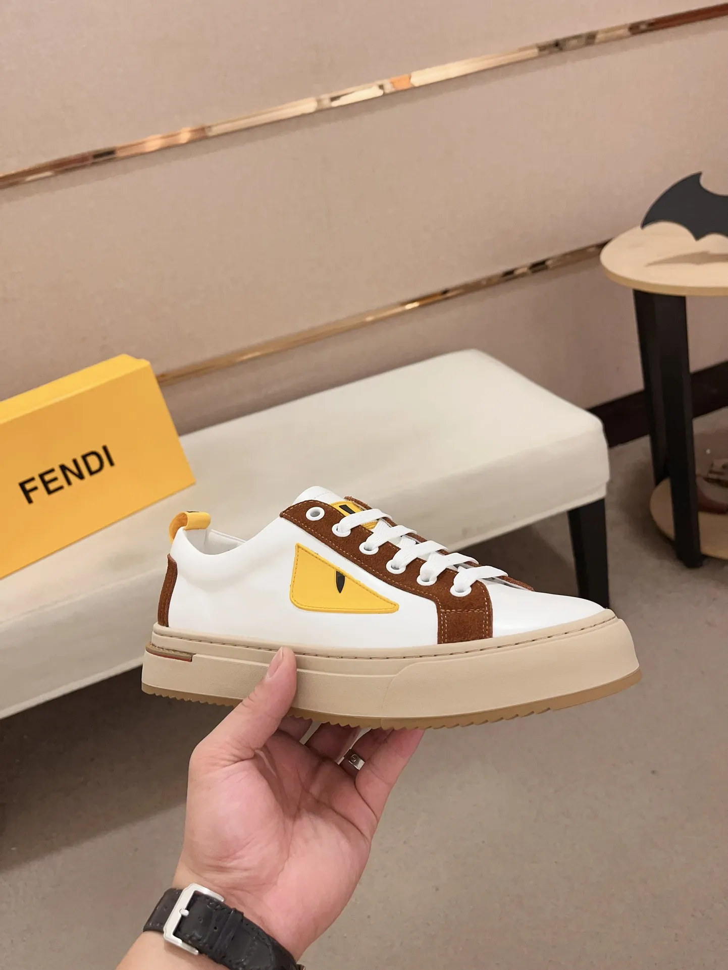 Men's shoes💰: 400💰[Fendi] Fendi's latest casual shoes for men! Available at counters simultaneously! A one-to-one replica of the original. All imported official website one-to-one cowhide fabric. The interior is made of top-grade sheepskin, and the original factory-supplied rubber outsole is used. Leading new fashion concepts. Matching code: 38-44. (can be customized for 45 non-refundable)